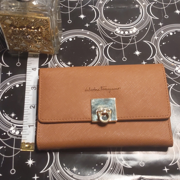 Vintage SALVATORE FERRAGAMO Tan Brown Genuine Leather Wallet w/ Gold Clasp - Picture 5 of 8